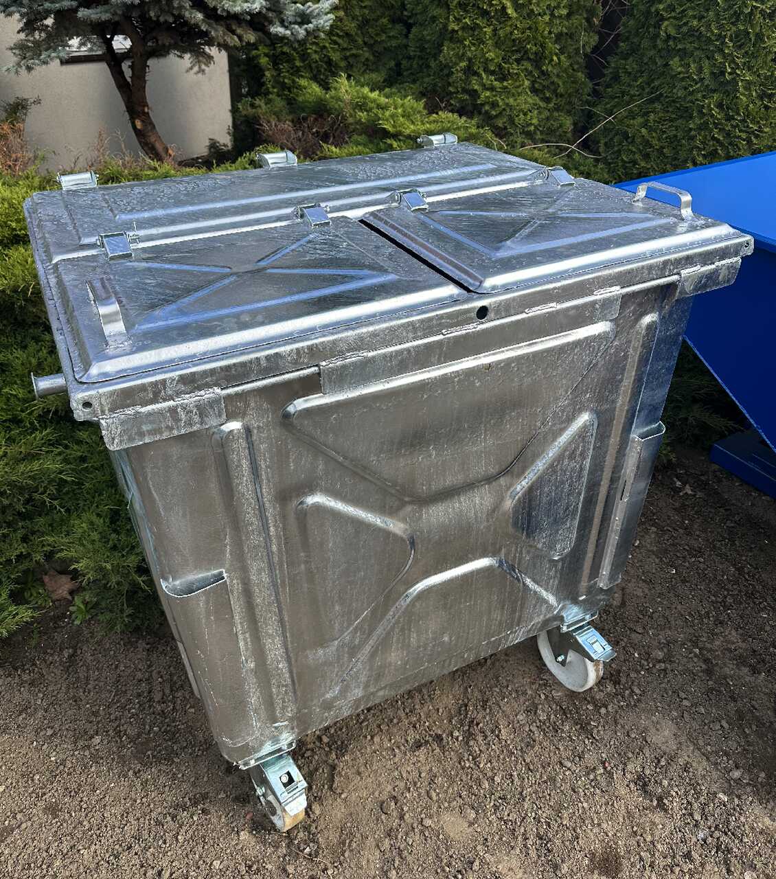Metalowy pojemnik 1100L z klapą trójdzielną