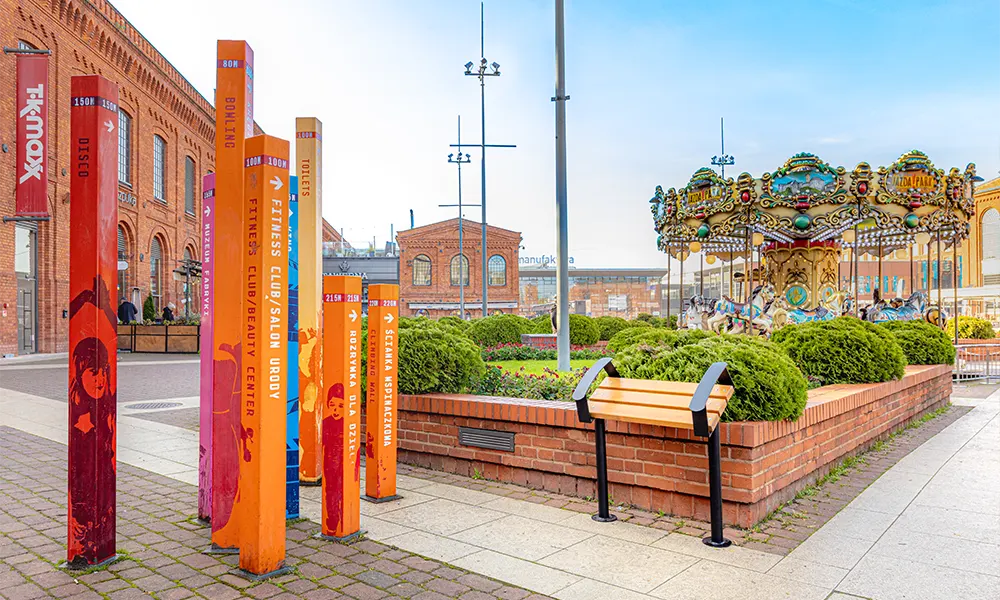 Przysiadek miejski z podłokietnikiem Skarabeusz