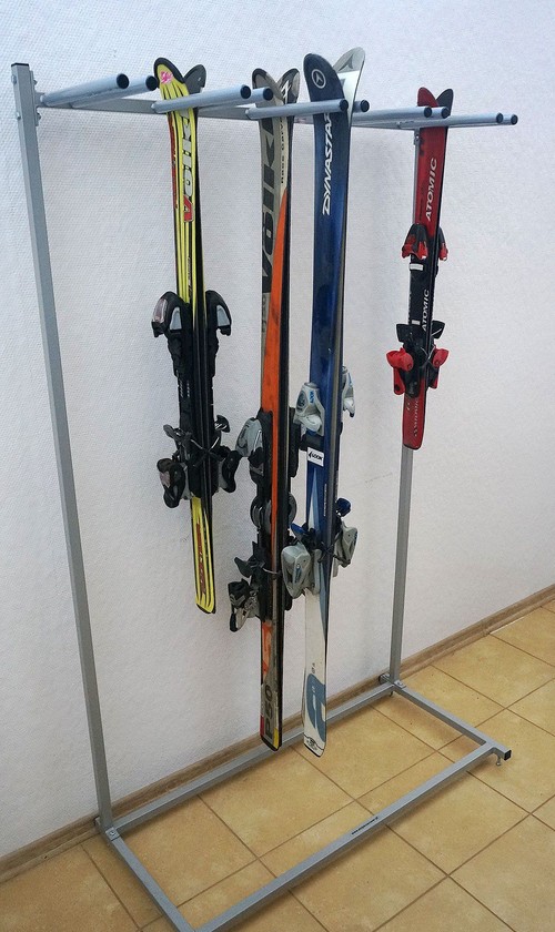 Stojak ekspozycyjny na narty SKI