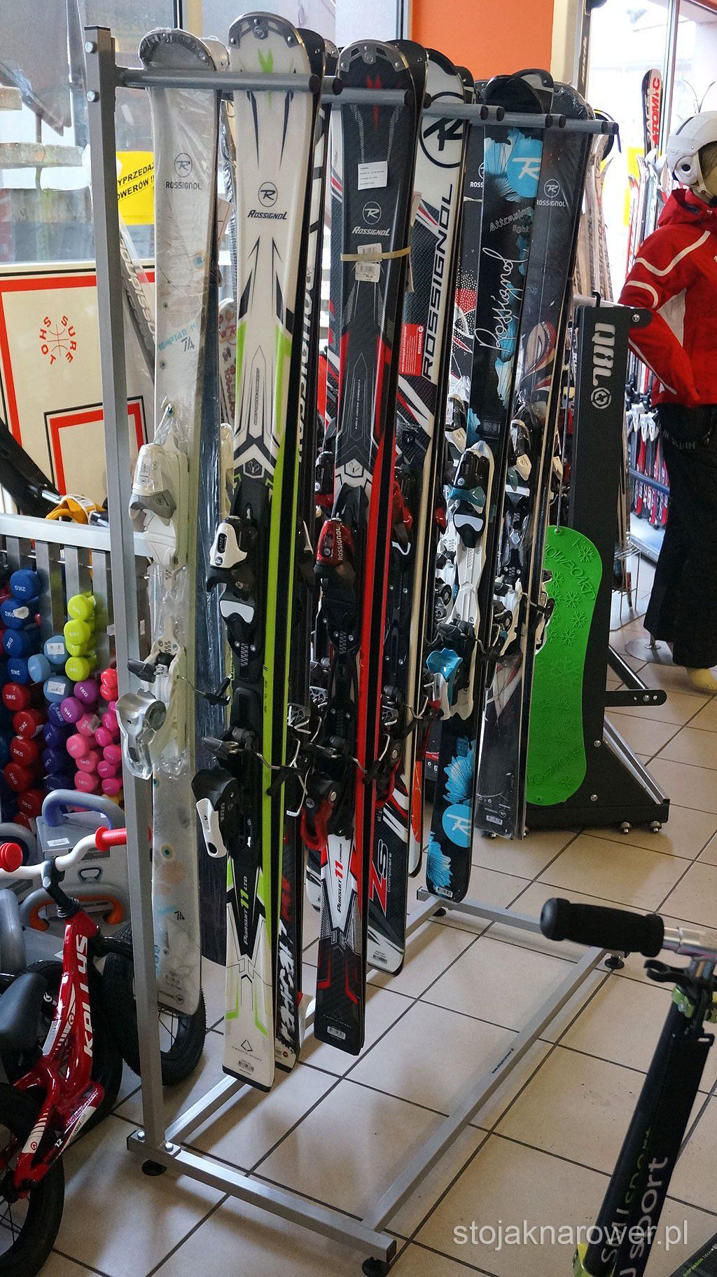 Stojak ekspozycyjny na narty SKI