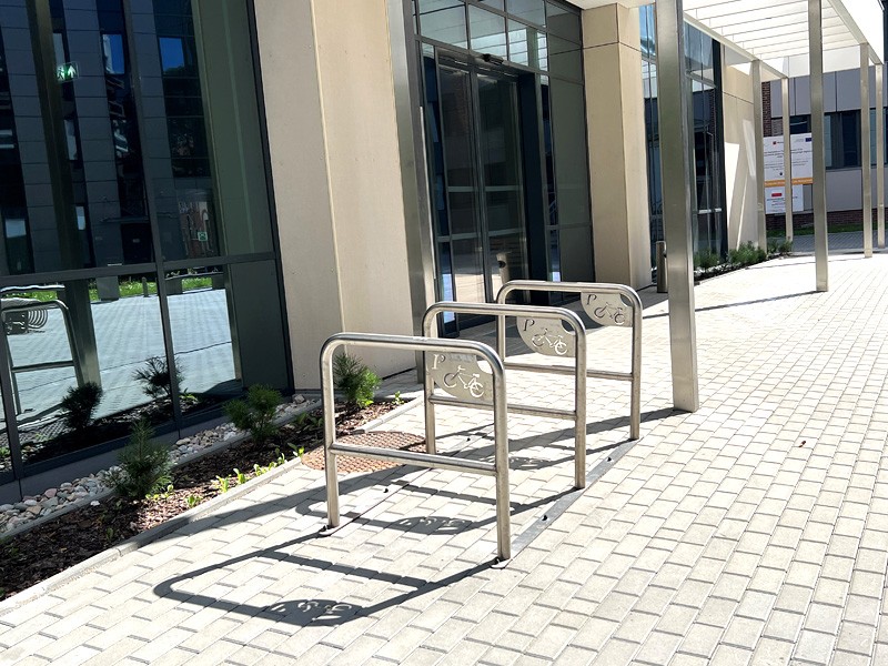 Stojak U -16 z poprzeczą i tabliczką parking, modułowy -3