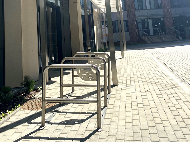 Stojak U -16 z poprzeczą i tabliczką parking, modułowy -3