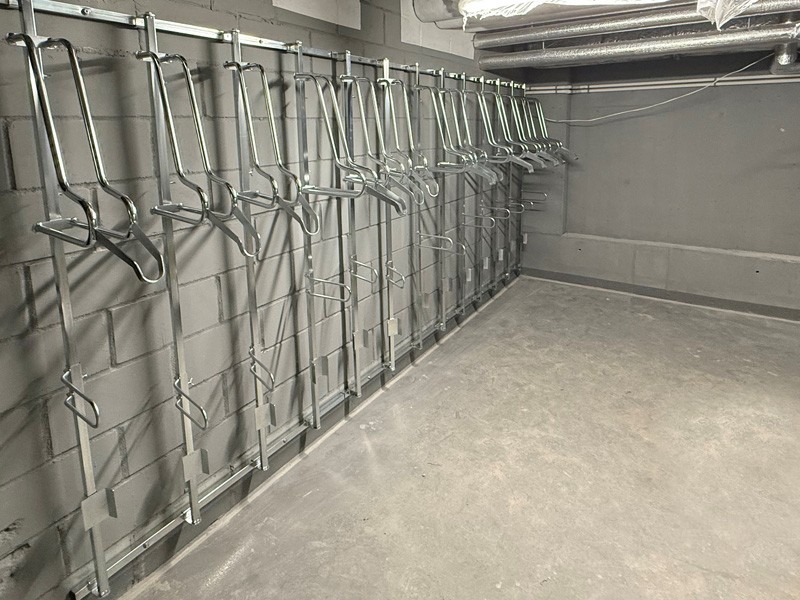 Wieszak na rowery LIFT-3 PREMIUM (3 stanowiska) na profilu nośnym
