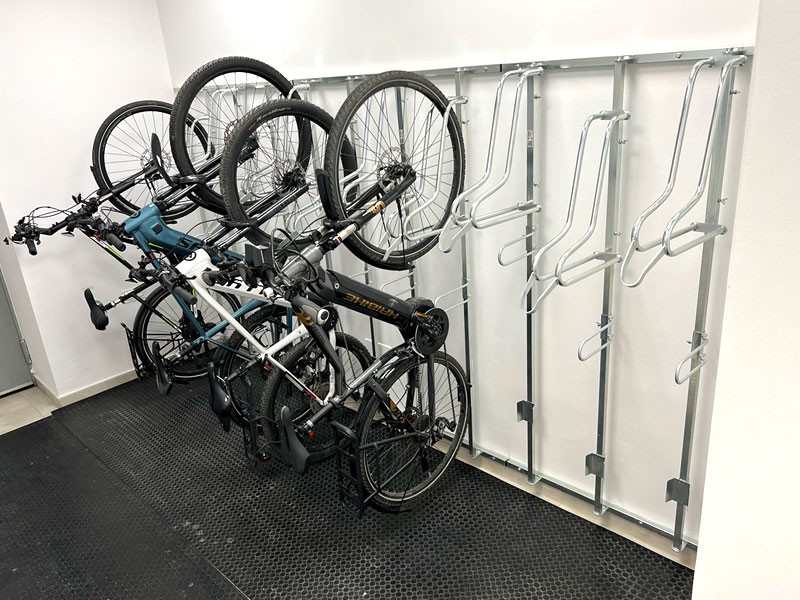 Wieszak na rowery LIFT-6 PREMIUM (6 stanowiska) na profilu nośnym