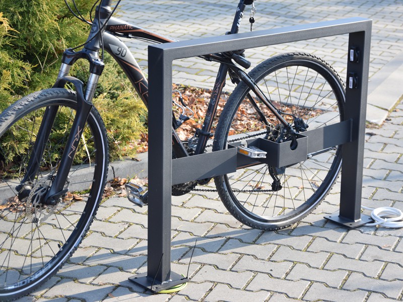 Stojak U-17 ze stacją ładowania rowerów elektrycznych