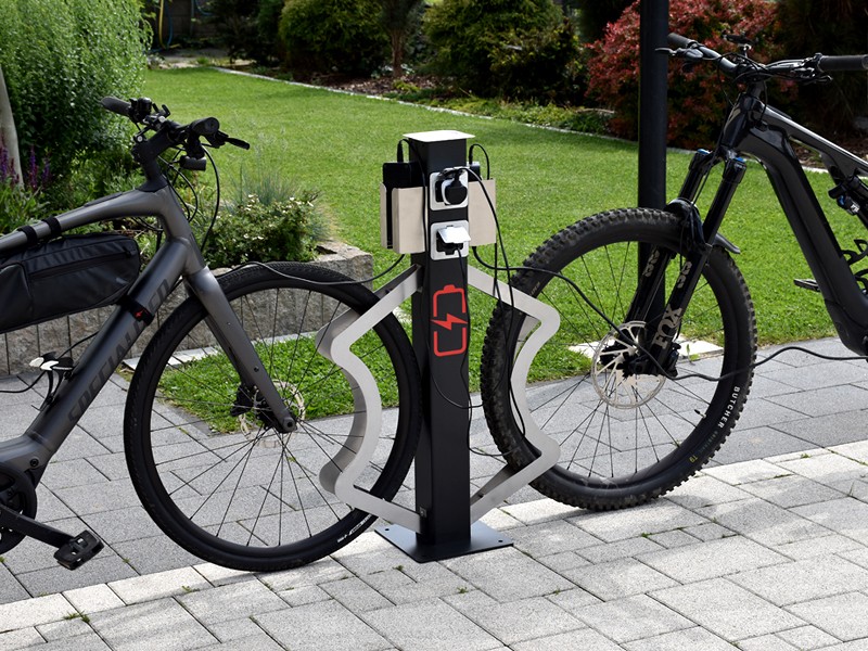 Stojak na 2 rowery "Orion" ze stacją ładowania rowerów elektrycznych