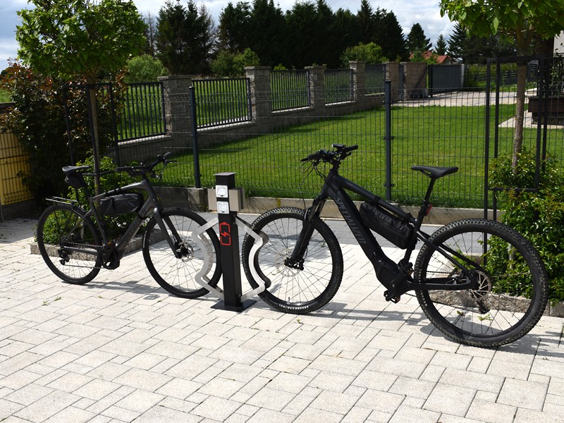 Stojak na 2 rowery "Orion" ze stacją ładowania rowerów elektrycznych