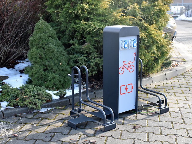 Stojak na rowery elektryczne (4 stanowiska) ze stacją ładowania III