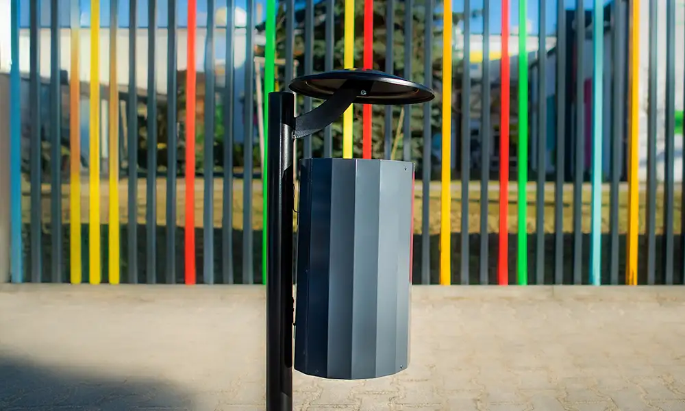 Izolda 30 l street litter bin with lift-out liner