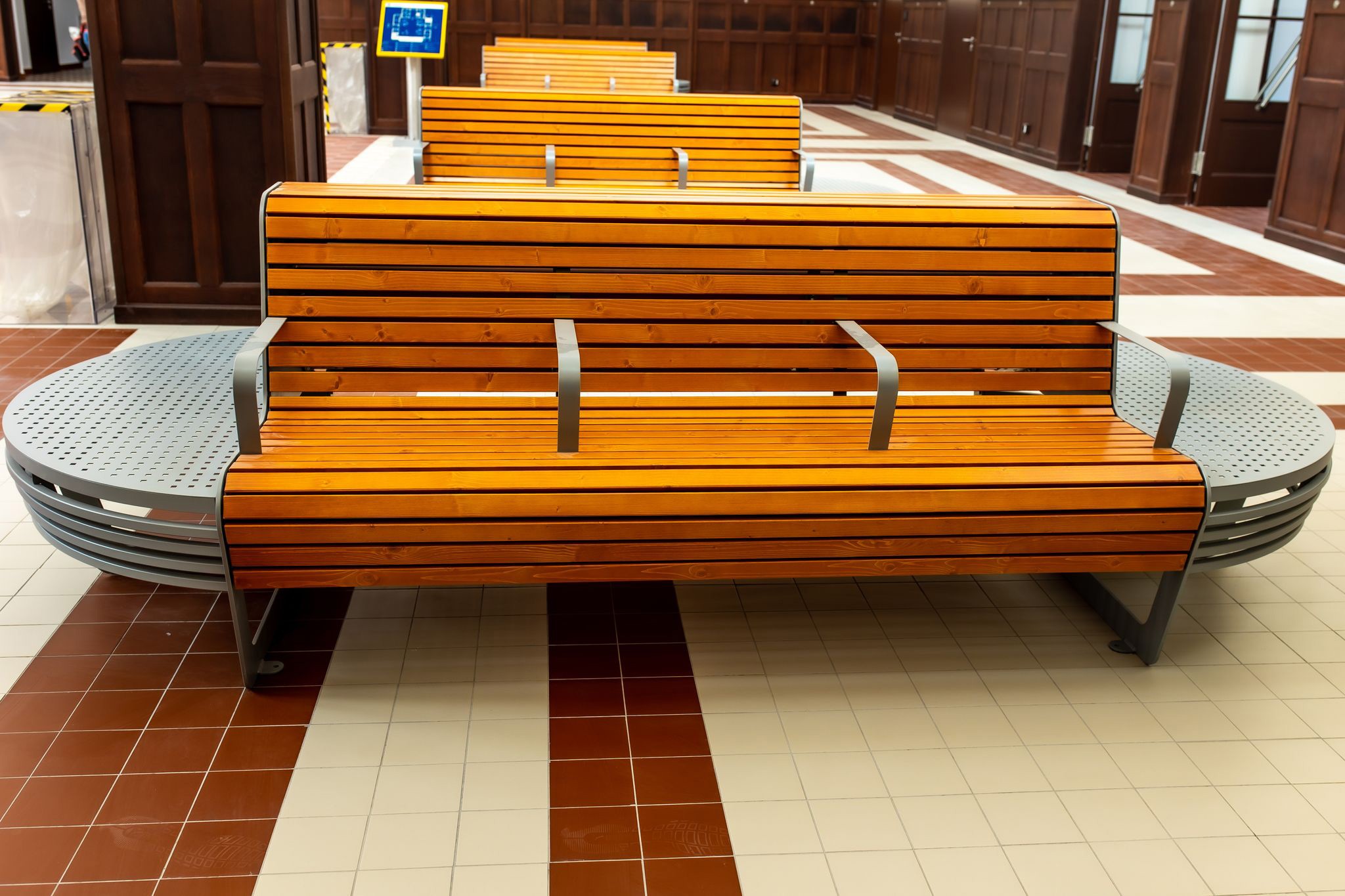Ławka dworcowa Gerhard z miejscem na bagaż 293 cm – fotografija 6