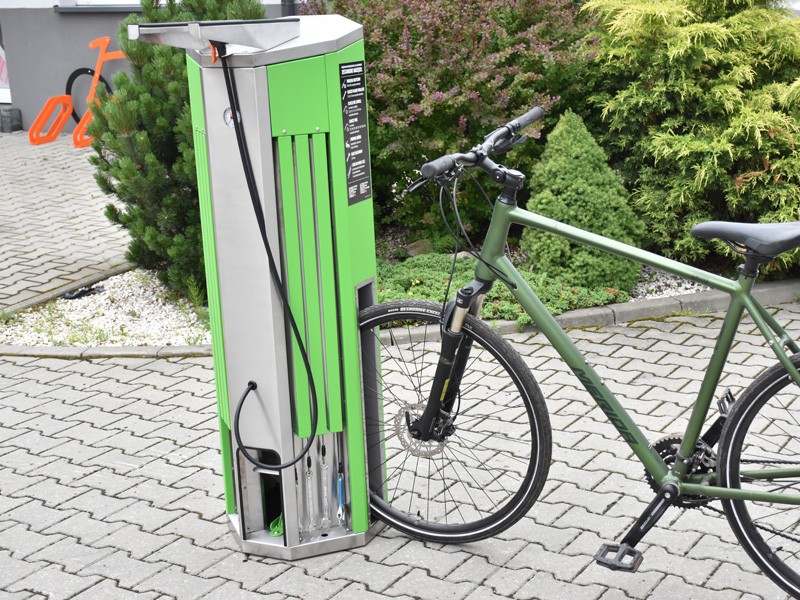 Fahrradreparaturstation Darina mit Fußpumpe und Manometer – Foto 10