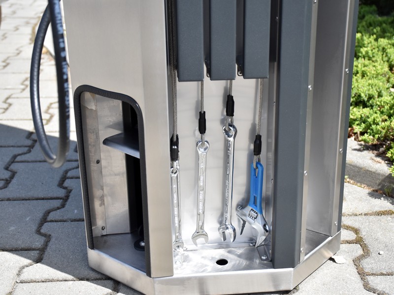 Fahrradreparaturstation Darina mit Fußpumpe und Manometer – Foto 11