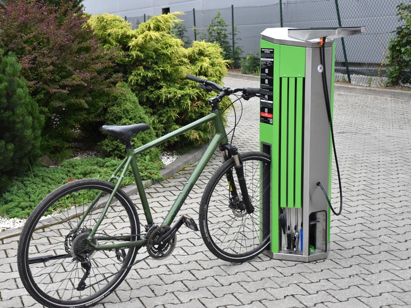 Fahrradreparaturstation Darina mit Fußpumpe und Manometer – Foto 3