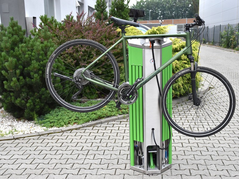 Fahrradreparaturstation Darina mit Fußpumpe und Manometer – Foto 4