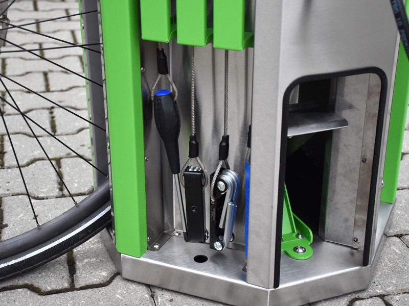 Fahrradreparaturstation Darina mit Fußpumpe und Manometer – Foto 9