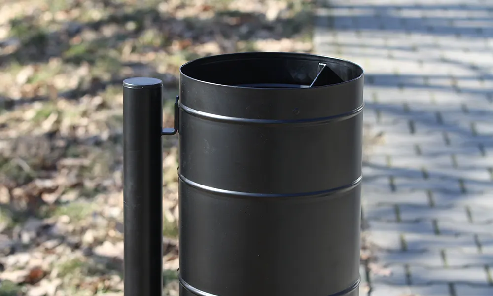 Coș de gunoi stradal Izolda 30 l cu scrumieră – fotografia 4