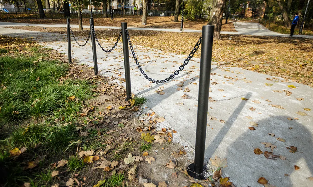 Valentin Urban Bollard with Chain